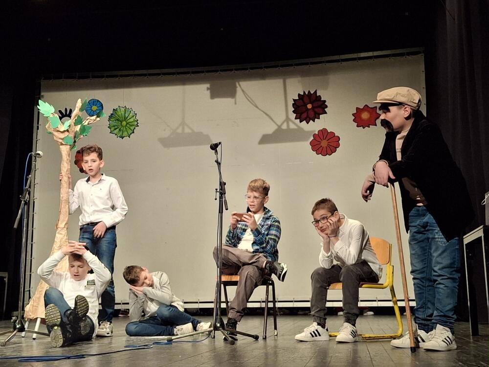 <p>Kako je rekla direktorica kolašinske OŠ, Marijana Bulatović Medenica, „od davne 1880. godine, kada su se prvi put otvorila vrata za učenike, do današnjih dana, škola je ostala dosljedna svojoj misiji – ne samo da obrazuje djecu, već i da ih vaspitava i usmjerava na pravi put“</p>