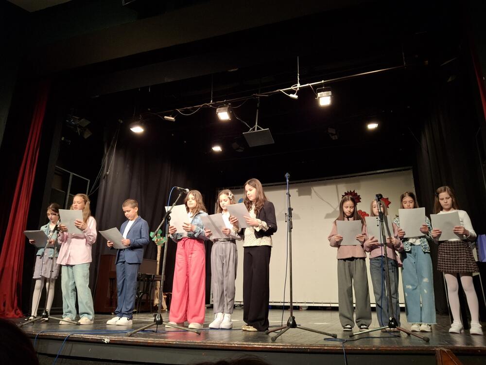 <p>Kako je rekla direktorica kolašinske OŠ, Marijana Bulatović Medenica, „od davne 1880. godine, kada su se prvi put otvorila vrata za učenike, do današnjih dana, škola je ostala dosljedna svojoj misiji – ne samo da obrazuje djecu, već i da ih vaspitava i usmjerava na pravi put“</p>