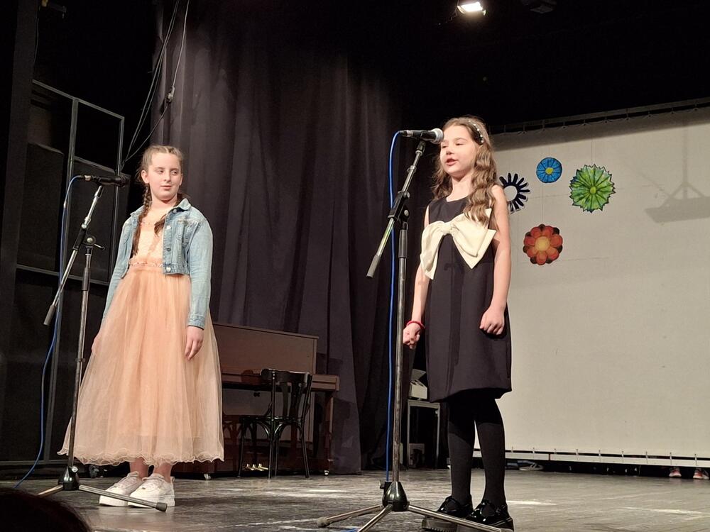 <p>Kako je rekla direktorica kolašinske OŠ, Marijana Bulatović Medenica, „od davne 1880. godine, kada su se prvi put otvorila vrata za učenike, do današnjih dana, škola je ostala dosljedna svojoj misiji – ne samo da obrazuje djecu, već i da ih vaspitava i usmjerava na pravi put“</p>