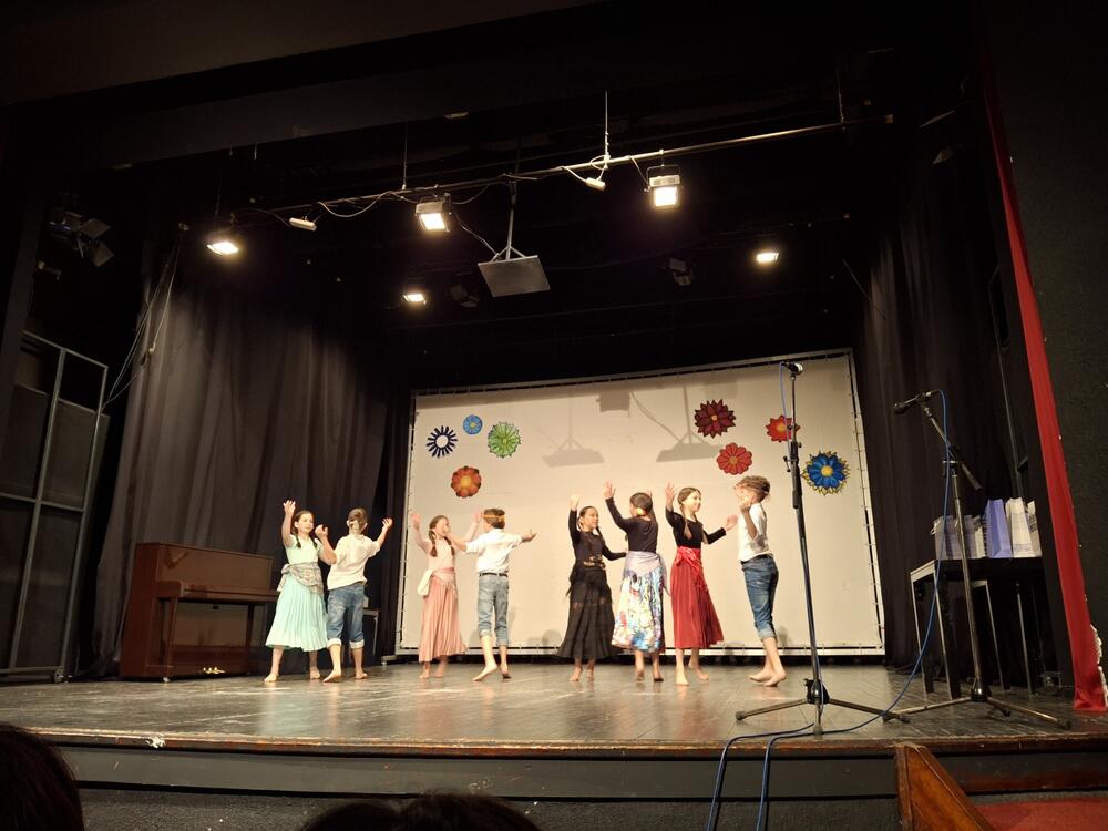 <p>Kako je rekla direktorica kolašinske OŠ, Marijana Bulatović Medenica, „od davne 1880. godine, kada su se prvi put otvorila vrata za učenike, do današnjih dana, škola je ostala dosljedna svojoj misiji – ne samo da obrazuje djecu, već i da ih vaspitava i usmjerava na pravi put“</p>