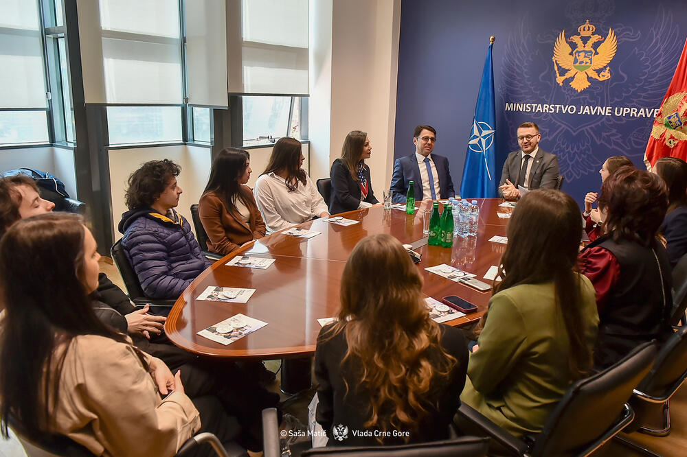 Dukaj sa studentima, Foto: Saša Matić/Vlada Crne Gore