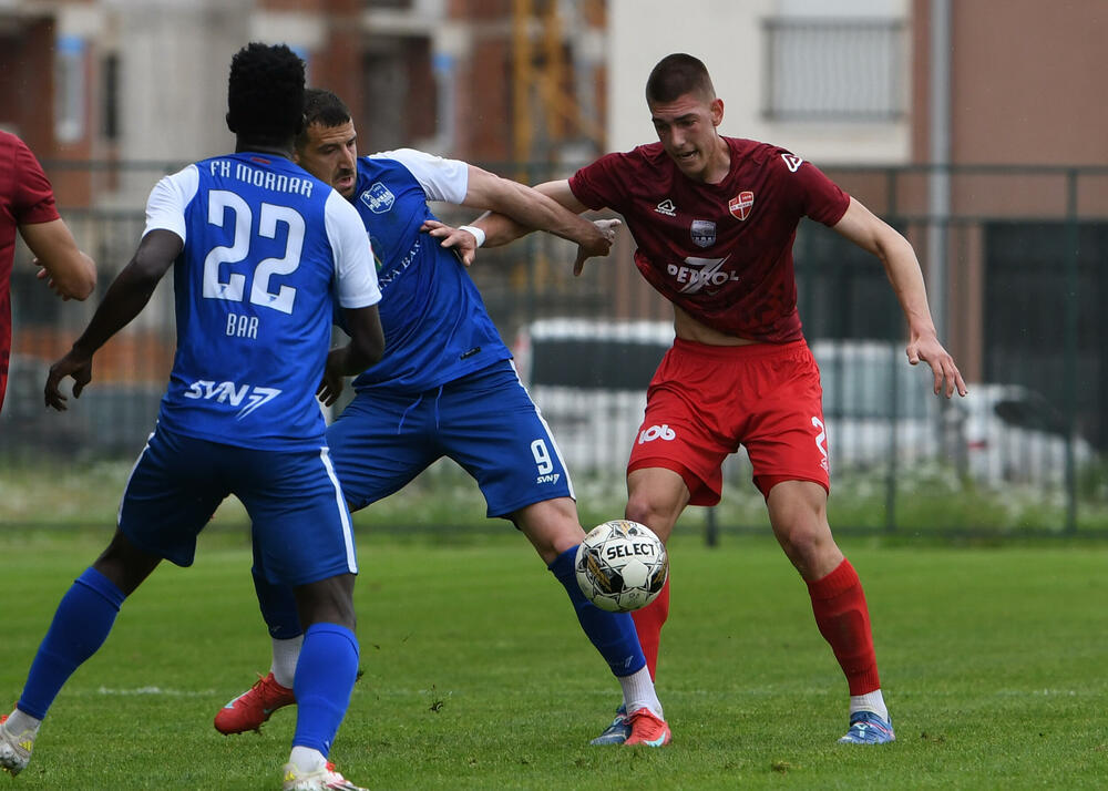 <p>Kup Crne Gore, polufinale: Mornar protiv Iskre praktično završio posao već u gostima (3:0), prednost pred revanš na svom terenu ima i Dečić koji je bio bolji od Petrovca (1:0)</p>