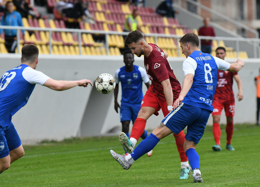 <p>Kup Crne Gore, polufinale: Mornar protiv Iskre praktično završio posao već u gostima (3:0), prednost pred revanš na svom terenu ima i Dečić koji je bio bolji od Petrovca (1:0)</p>