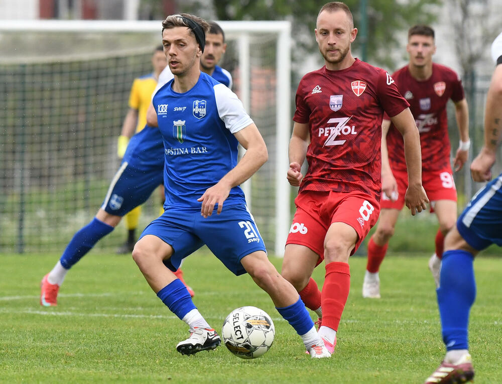 <p>Kup Crne Gore, polufinale: Mornar protiv Iskre praktično završio posao već u gostima (3:0), prednost pred revanš na svom terenu ima i Dečić koji je bio bolji od Petrovca (1:0)</p>