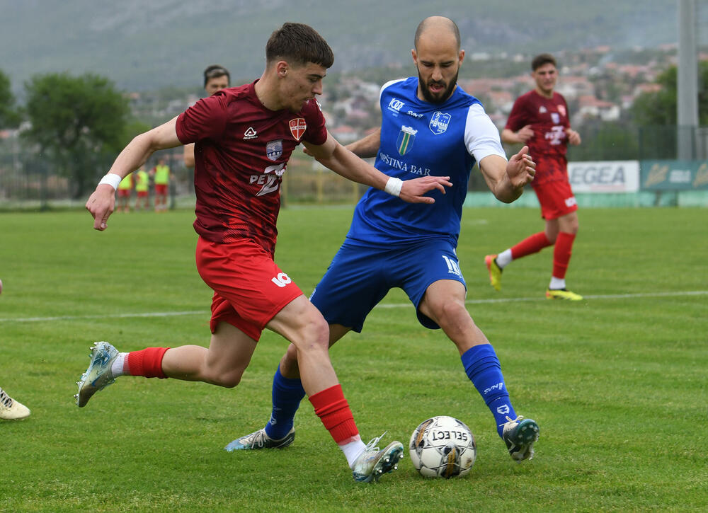 <p>Kup Crne Gore, polufinale: Mornar protiv Iskre praktično završio posao već u gostima (3:0), prednost pred revanš na svom terenu ima i Dečić koji je bio bolji od Petrovca (1:0)</p>