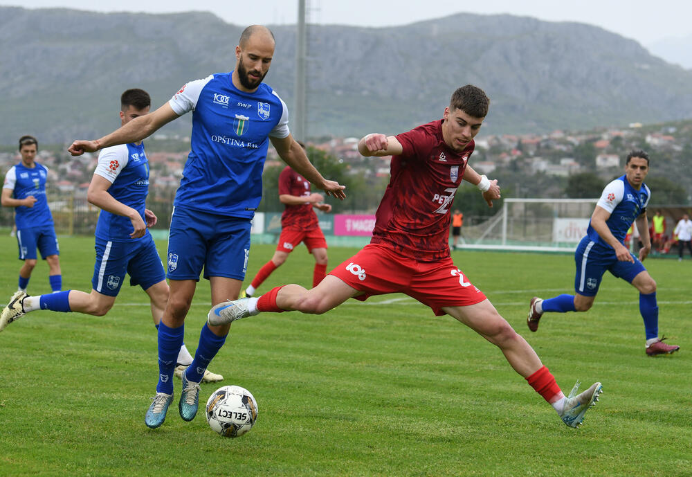 <p>Kup Crne Gore, polufinale: Mornar protiv Iskre praktično završio posao već u gostima (3:0), prednost pred revanš na svom terenu ima i Dečić koji je bio bolji od Petrovca (1:0)</p>