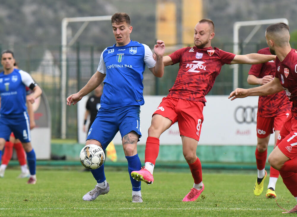 <p>Kup Crne Gore, polufinale: Mornar protiv Iskre praktično završio posao već u gostima (3:0), prednost pred revanš na svom terenu ima i Dečić koji je bio bolji od Petrovca (1:0)</p>