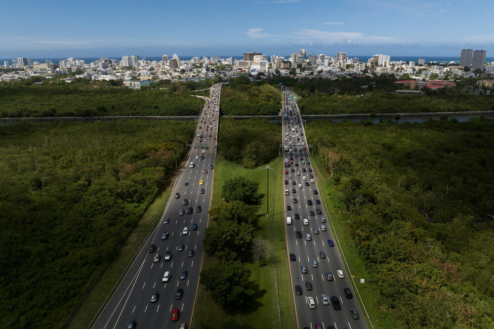 Pogled iz drona: Gust saobraćaj na jednom od glavnih autoputeva nakon što je Portoriko pogođen velikim nestankom struje, Foto: Reuters