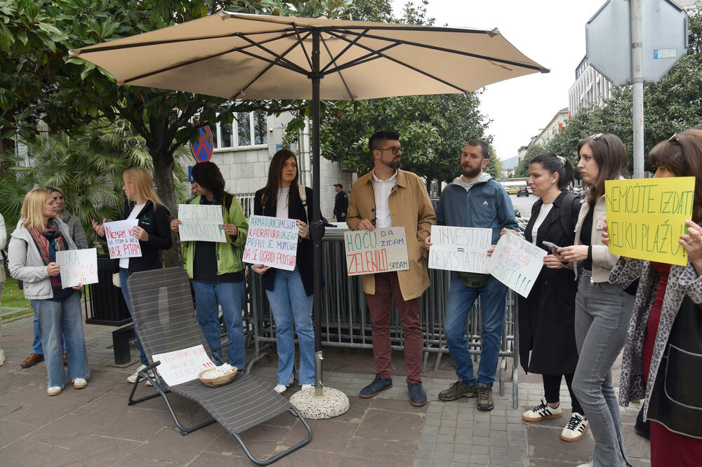 Sa prethodmog protesta koalicije "Velika plaža ili velika laža", Foto: Boris Pejović