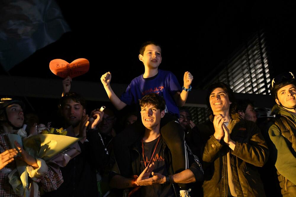 <p>Studenti, koji su na biciklima prešli 1.400 kilometara, dočekani su ispred Rektorata uz crveni tepih, muziku, pištaljke i aplauze</p>