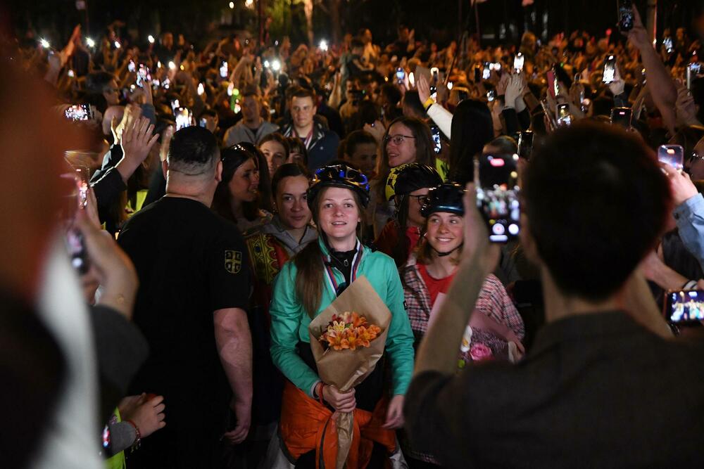 <p>Studenti, koji su na biciklima prešli 1.400 kilometara, dočekani su ispred Rektorata uz crveni tepih, muziku, pištaljke i aplauze</p>
