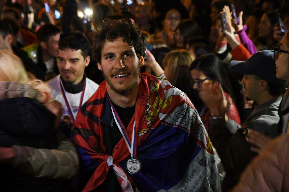 <p>Studenti, koji su na biciklima prešli 1.400 kilometara, dočekani su ispred Rektorata uz crveni tepih, muziku, pištaljke i aplauze</p>