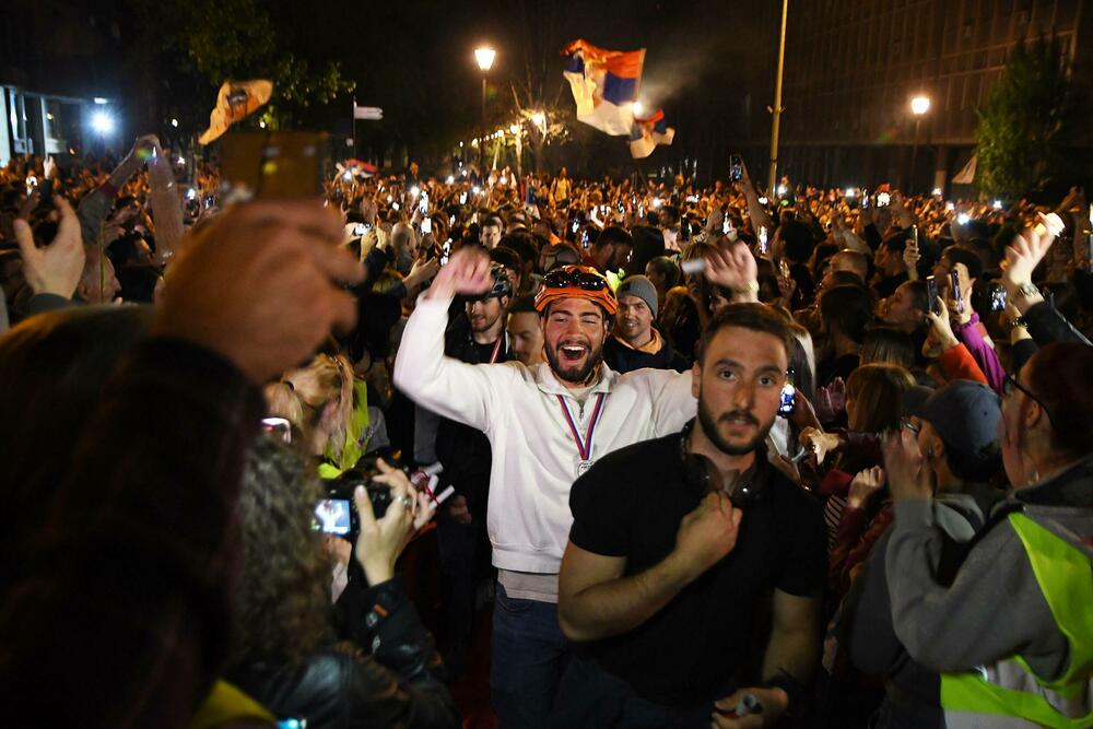 <p>Studenti, koji su na biciklima prešli 1.400 kilometara, dočekani su ispred Rektorata uz crveni tepih, muziku, pištaljke i aplauze</p>