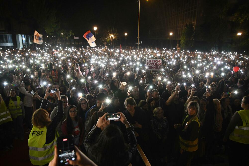 <p>Studenti, koji su na biciklima prešli 1.400 kilometara, dočekani su ispred Rektorata uz crveni tepih, muziku, pištaljke i aplauze</p>