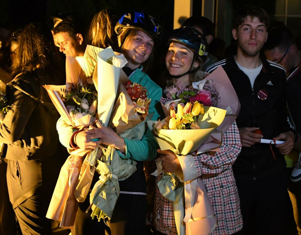 <p>Studenti, koji su na biciklima prešli 1.400 kilometara, dočekani su ispred Rektorata uz crveni tepih, muziku, pištaljke i aplauze</p>