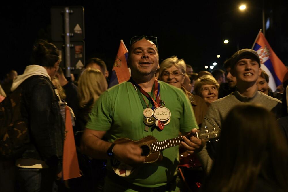 <p>Studenti, koji su na biciklima prešli 1.400 kilometara, dočekani su ispred Rektorata uz crveni tepih, muziku, pištaljke i aplauze</p>