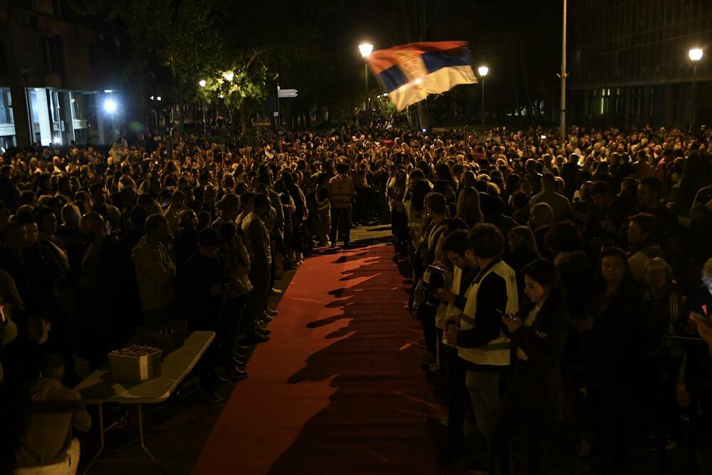 <p>Studenti, koji su na biciklima prešli 1.400 kilometara, dočekani su ispred Rektorata uz crveni tepih, muziku, pištaljke i aplauze</p>