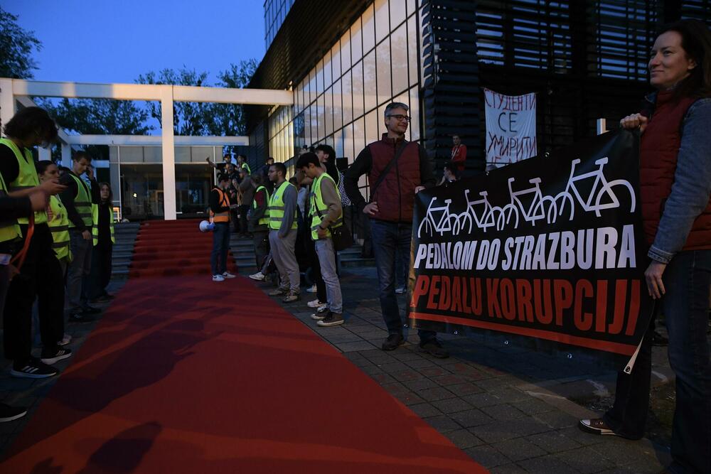 <p>Studenti, koji su na biciklima prešli 1.400 kilometara, dočekani su ispred Rektorata uz crveni tepih, muziku, pištaljke i aplauze</p>
