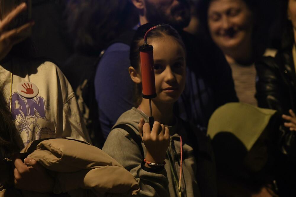 <p>Studenti, koji su na biciklima prešli 1.400 kilometara, dočekani su ispred Rektorata uz crveni tepih, muziku, pištaljke i aplauze</p>