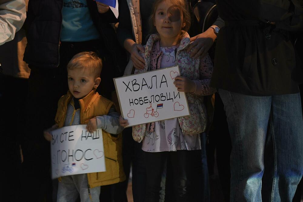 <p>Studenti, koji su na biciklima prešli 1.400 kilometara, dočekani su ispred Rektorata uz crveni tepih, muziku, pištaljke i aplauze</p>