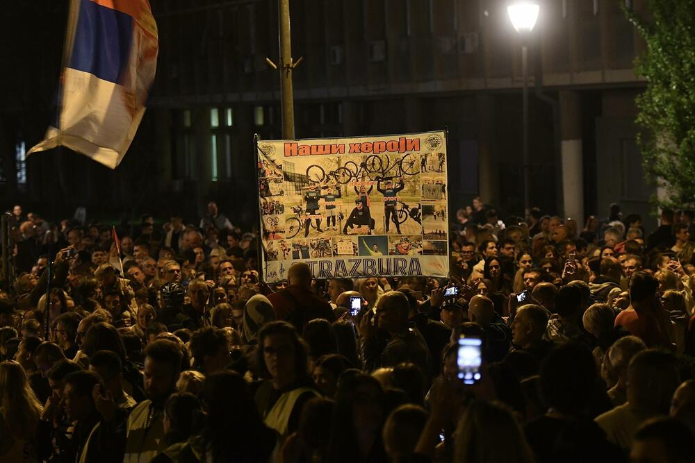 <p>Studenti, koji su na biciklima prešli 1.400 kilometara, dočekani su ispred Rektorata uz crveni tepih, muziku, pištaljke i aplauze</p>