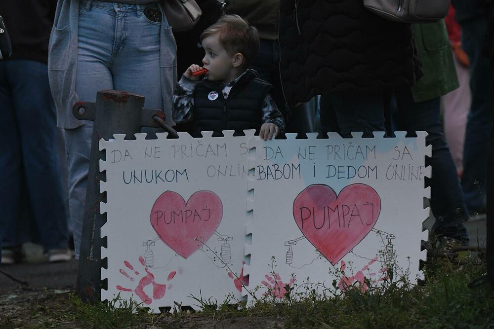 <p>Studenti, koji su na biciklima prešli 1.400 kilometara, dočekani su ispred Rektorata uz crveni tepih, muziku, pištaljke i aplauze</p>