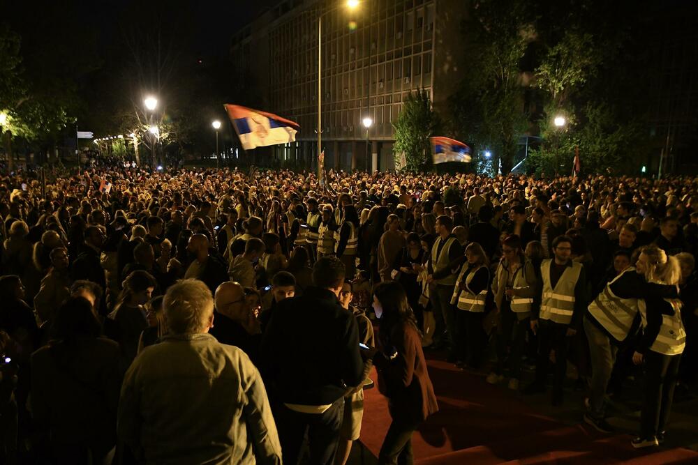 <p>Studenti, koji su na biciklima prešli 1.400 kilometara, dočekani su ispred Rektorata uz crveni tepih, muziku, pištaljke i aplauze</p>