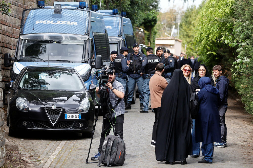 Detalj ispred ambasade Omana u Rimu u kojoj se održavaju pregovori, Foto: Reuters