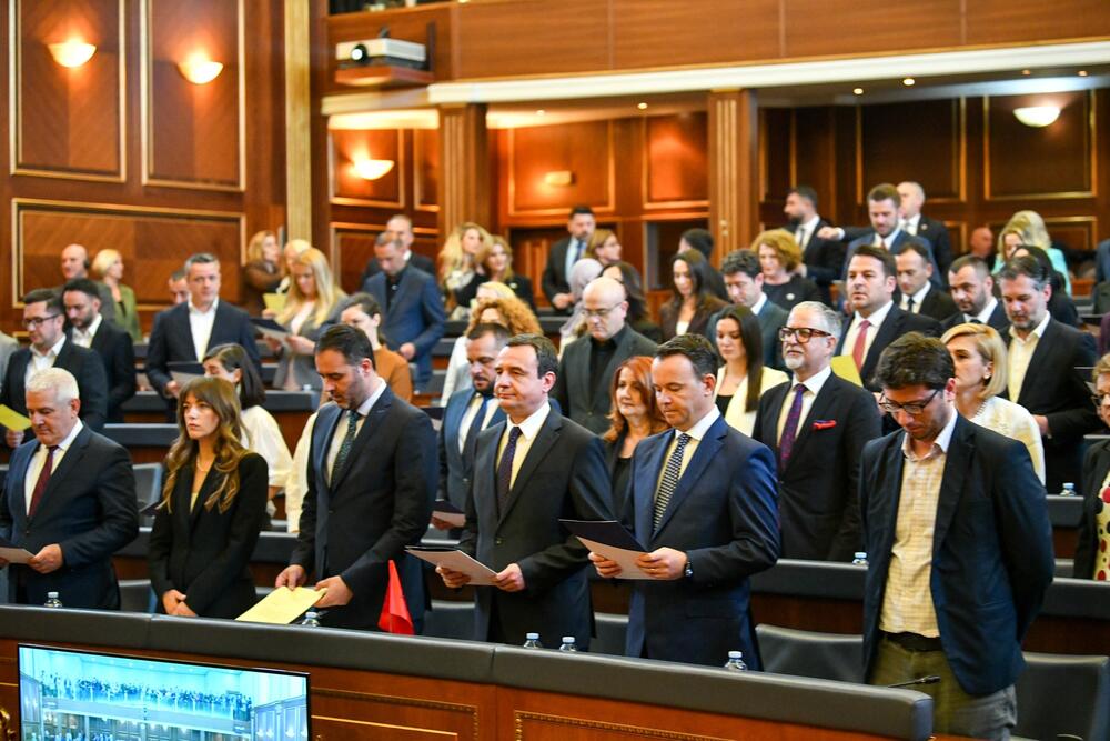 <p>"Poslanici Srpske liste očajnički su pokušavali da sakriju da potpisuju zakletvu, a najviši predstavnici Zlatan Elek i Slavko Simić su viđeni kako izlaze iz sale kako bi to učinili. U poslaničkoj zakletvi navodi se da će raditi na odbrani suvereniteta i teritorijalnog integriteta Republike Kosovo", tvrdi predsjednik Udruženja novinara Kosova Džemailj Redža</p>