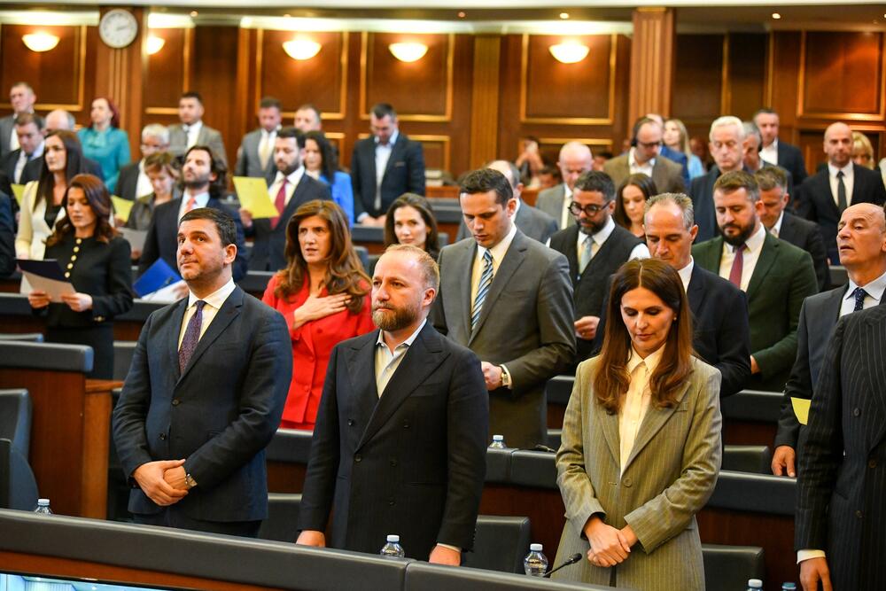 <p>"Poslanici Srpske liste očajnički su pokušavali da sakriju da potpisuju zakletvu, a najviši predstavnici Zlatan Elek i Slavko Simić su viđeni kako izlaze iz sale kako bi to učinili. U poslaničkoj zakletvi navodi se da će raditi na odbrani suvereniteta i teritorijalnog integriteta Republike Kosovo", tvrdi predsjednik Udruženja novinara Kosova Džemailj Redža</p>