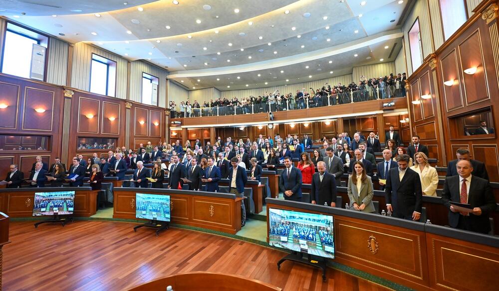 <p>"Poslanici Srpske liste očajnički su pokušavali da sakriju da potpisuju zakletvu, a najviši predstavnici Zlatan Elek i Slavko Simić su viđeni kako izlaze iz sale kako bi to učinili. U poslaničkoj zakletvi navodi se da će raditi na odbrani suvereniteta i teritorijalnog integriteta Republike Kosovo", tvrdi predsjednik Udruženja novinara Kosova Džemailj Redža</p>