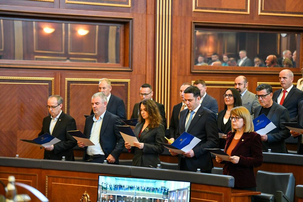 <p>"Poslanici Srpske liste očajnički su pokušavali da sakriju da potpisuju zakletvu, a najviši predstavnici Zlatan Elek i Slavko Simić su viđeni kako izlaze iz sale kako bi to učinili. U poslaničkoj zakletvi navodi se da će raditi na odbrani suvereniteta i teritorijalnog integriteta Republike Kosovo", tvrdi predsjednik Udruženja novinara Kosova Džemailj Redža</p>