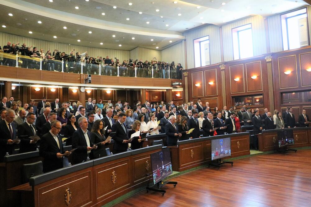 <p>"Poslanici Srpske liste očajnički su pokušavali da sakriju da potpisuju zakletvu, a najviši predstavnici Zlatan Elek i Slavko Simić su viđeni kako izlaze iz sale kako bi to učinili. U poslaničkoj zakletvi navodi se da će raditi na odbrani suvereniteta i teritorijalnog integriteta Republike Kosovo", tvrdi predsjednik Udruženja novinara Kosova Džemailj Redža</p>