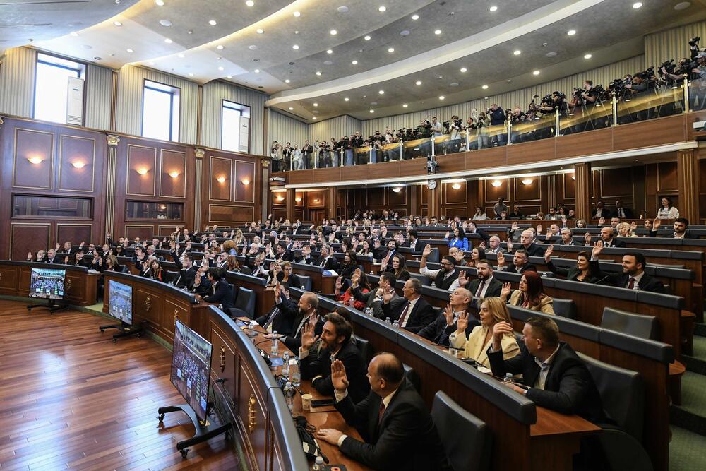 <p>"Poslanici Srpske liste očajnički su pokušavali da sakriju da potpisuju zakletvu, a najviši predstavnici Zlatan Elek i Slavko Simić su viđeni kako izlaze iz sale kako bi to učinili. U poslaničkoj zakletvi navodi se da će raditi na odbrani suvereniteta i teritorijalnog integriteta Republike Kosovo", tvrdi predsjednik Udruženja novinara Kosova Džemailj Redža</p>