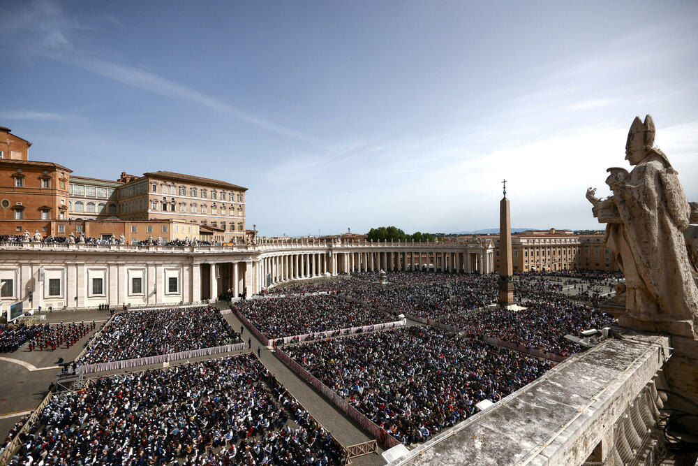 <p>U Vatikanu je danas obilježen Uskrs bez pape Franja, koji se oporavlja od teške upale oba plućna krila</p>