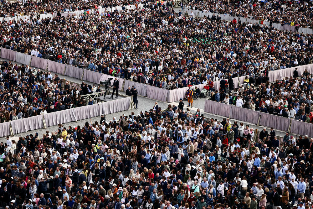 <p>U Vatikanu je danas obilježen Uskrs bez pape Franja, koji se oporavlja od teške upale oba plućna krila</p>