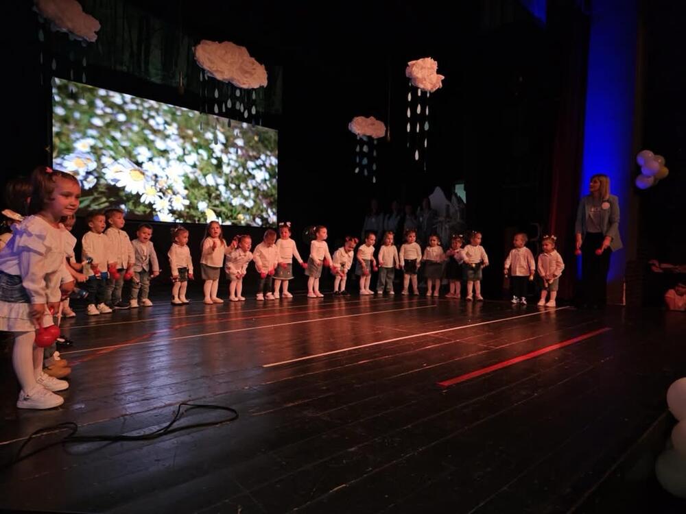 <p>Bogat kulturno zabavni program je počeo intoniranjem himne u izvođenju predškolca Luke Vlahovića a tokom večeri na bini su se smjenjivali mališani svih vaspitnih jedinica recitacijama, pjesmama, predstavama</p>