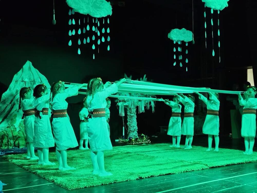 <p>Bogat kulturno zabavni program je počeo intoniranjem himne u izvođenju predškolca Luke Vlahovića a tokom večeri na bini su se smjenjivali mališani svih vaspitnih jedinica recitacijama, pjesmama, predstavama</p>