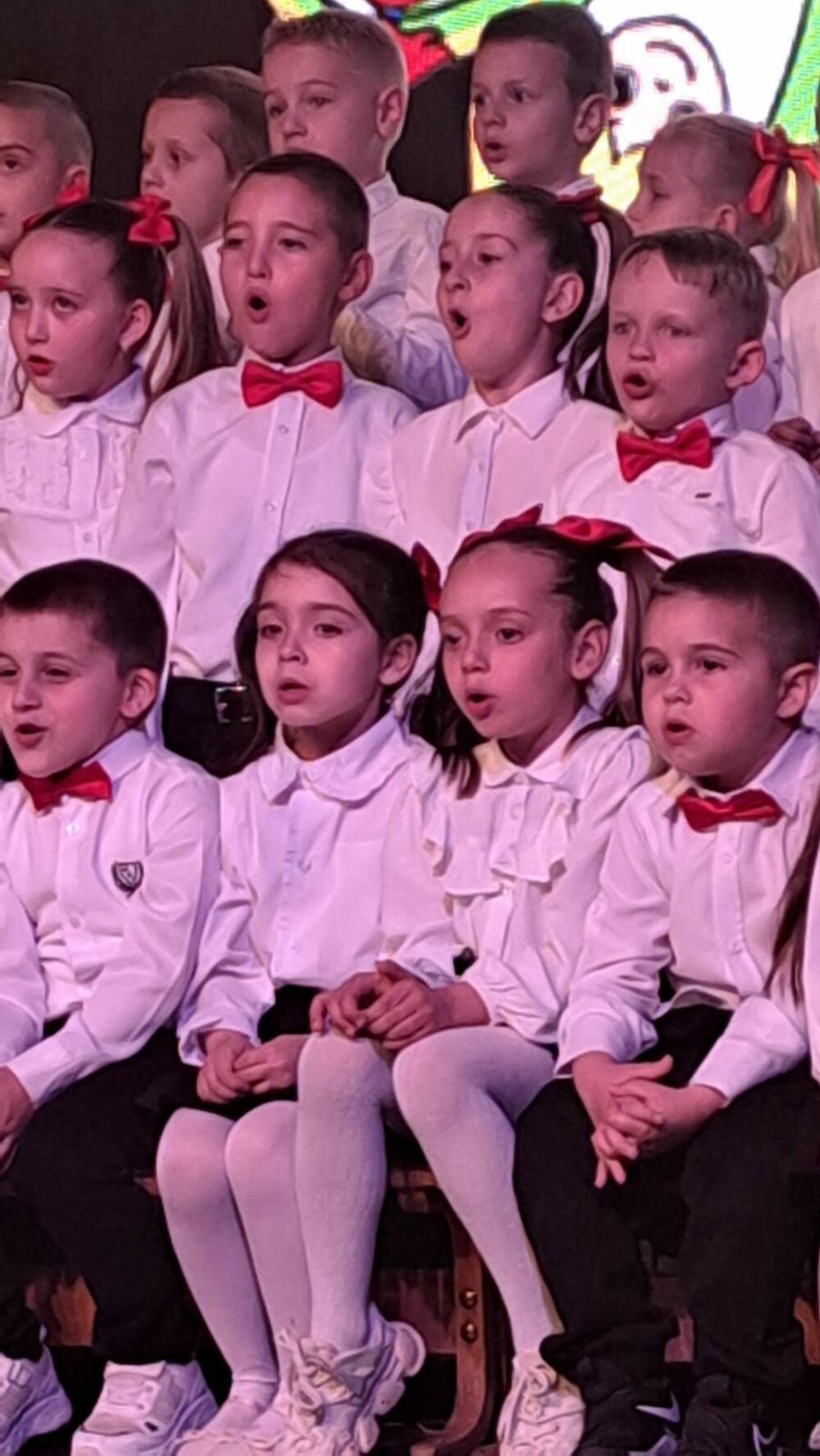 <p>Bogat kulturno zabavni program je počeo intoniranjem himne u izvođenju predškolca Luke Vlahovića a tokom večeri na bini su se smjenjivali mališani svih vaspitnih jedinica recitacijama, pjesmama, predstavama</p>