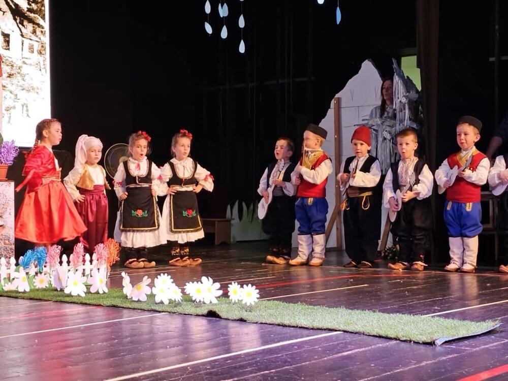 <p>Bogat kulturno zabavni program je počeo intoniranjem himne u izvođenju predškolca Luke Vlahovića a tokom večeri na bini su se smjenjivali mališani svih vaspitnih jedinica recitacijama, pjesmama, predstavama</p>