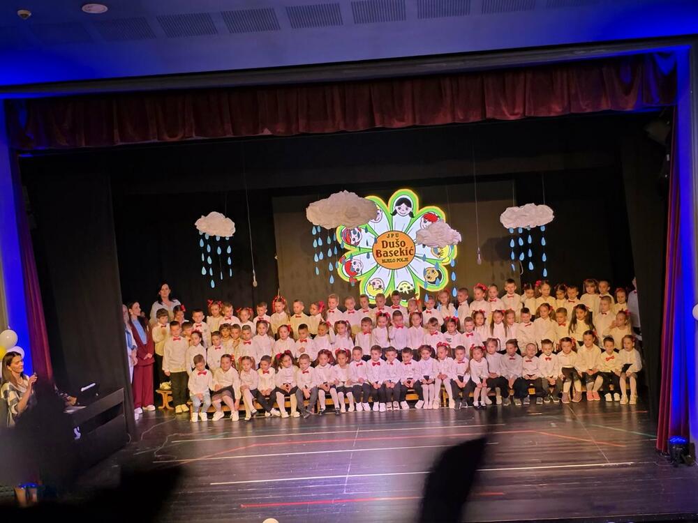 <p>Bogat kulturno zabavni program je počeo intoniranjem himne u izvođenju predškolca Luke Vlahovića a tokom večeri na bini su se smjenjivali mališani svih vaspitnih jedinica recitacijama, pjesmama, predstavama</p>