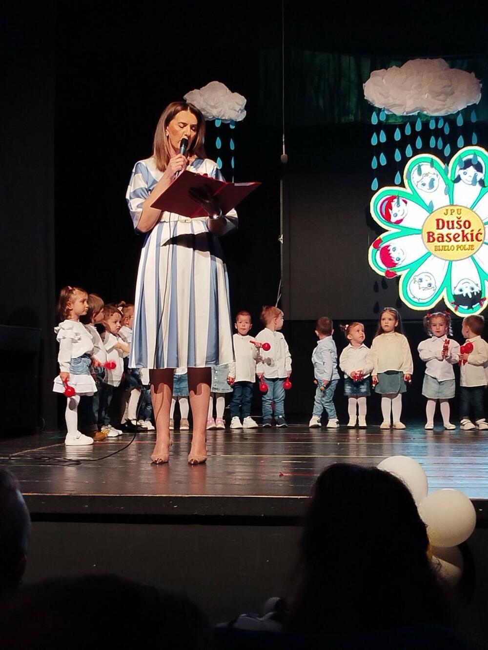 <p>Bogat kulturno zabavni program je počeo intoniranjem himne u izvođenju predškolca Luke Vlahovića a tokom večeri na bini su se smjenjivali mališani svih vaspitnih jedinica recitacijama, pjesmama, predstavama</p>