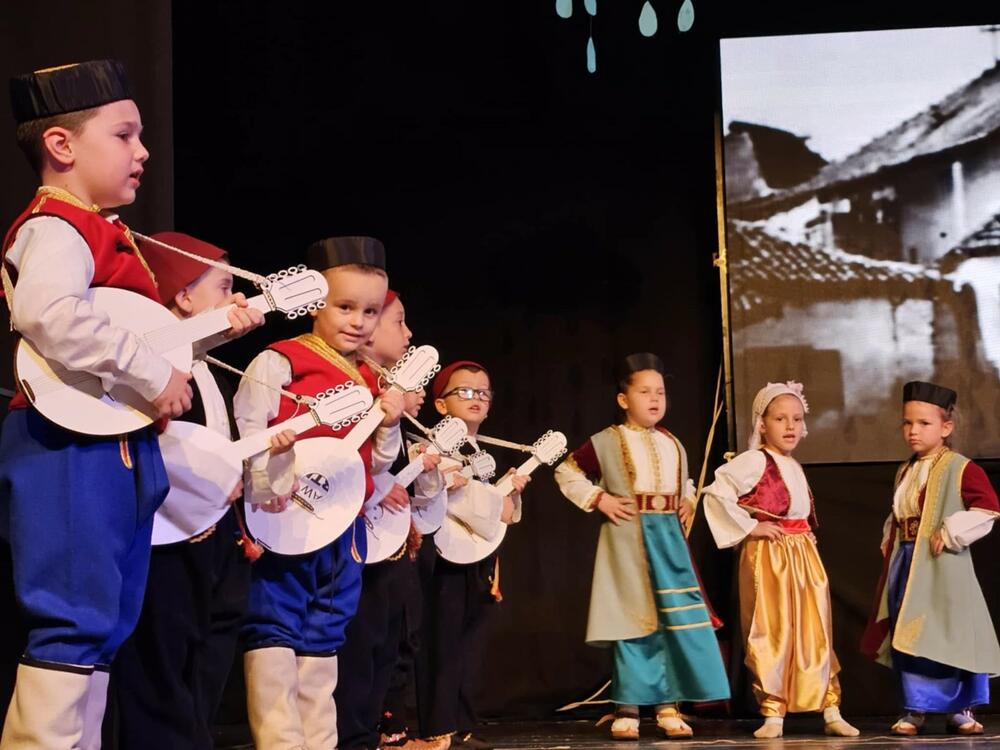 <p>Bogat kulturno zabavni program je počeo intoniranjem himne u izvođenju predškolca Luke Vlahovića a tokom večeri na bini su se smjenjivali mališani svih vaspitnih jedinica recitacijama, pjesmama, predstavama</p>