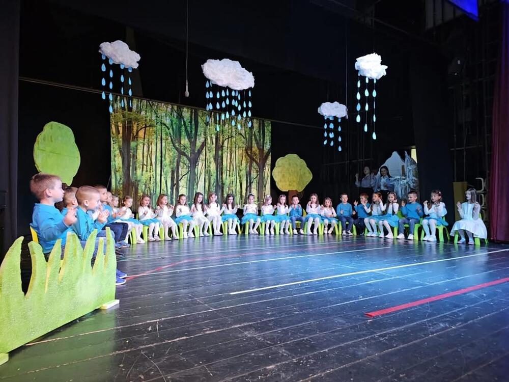 <p>Bogat kulturno zabavni program je počeo intoniranjem himne u izvođenju predškolca Luke Vlahovića a tokom večeri na bini su se smjenjivali mališani svih vaspitnih jedinica recitacijama, pjesmama, predstavama</p>