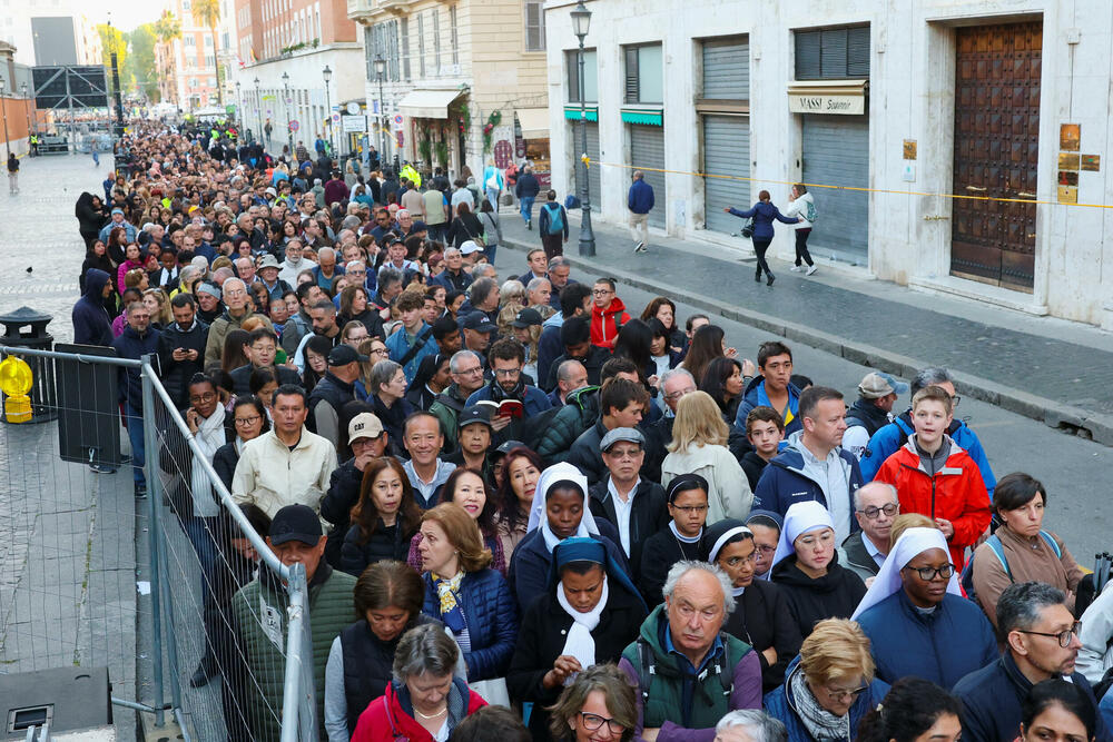 <p>Papa Franja umro je u ponedjeljak u 89. godini.</p>  <p>Sahrana će biti sjutra, a očekuje se nekoliko stotina hiljada vernika kao i brojni visoki zvaničnici koji će doputovati iz cijelog sveta</p>