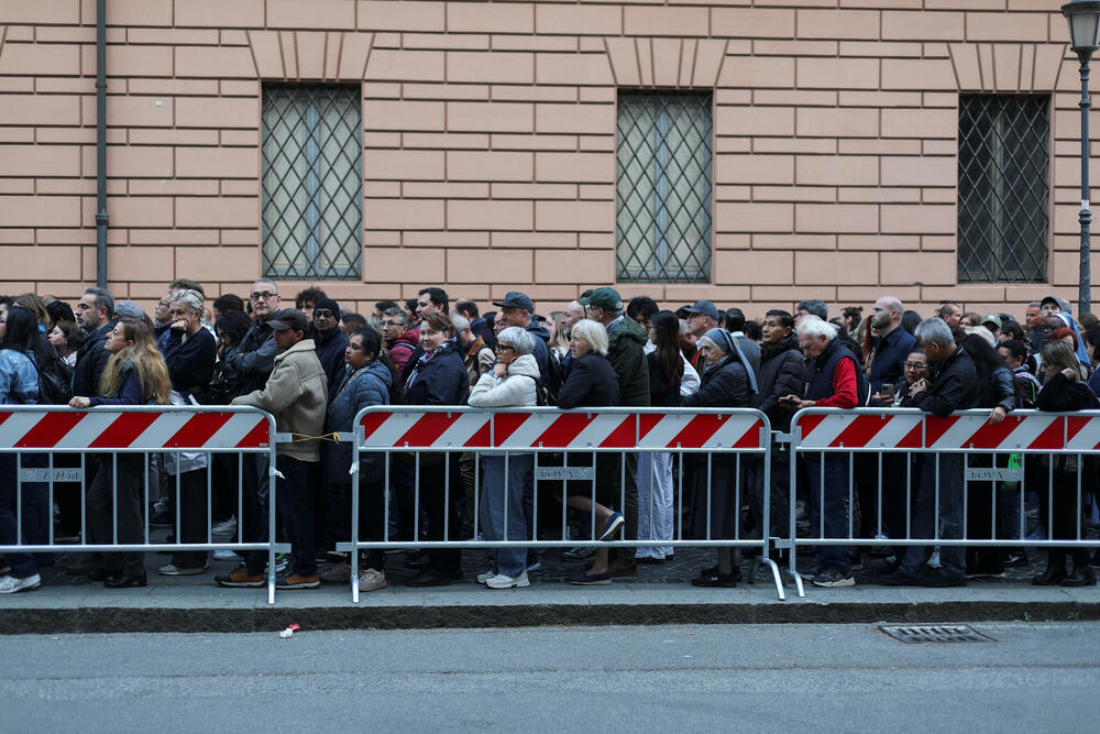 <p>Papa Franja umro je u ponedjeljak u 89. godini.</p>  <p>Sahrana će biti sjutra, a očekuje se nekoliko stotina hiljada vernika kao i brojni visoki zvaničnici koji će doputovati iz cijelog sveta</p>