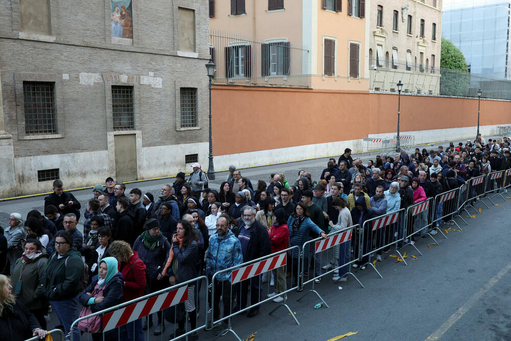 <p>Papa Franja umro je u ponedjeljak u 89. godini.</p>  <p>Sahrana će biti sjutra, a očekuje se nekoliko stotina hiljada vernika kao i brojni visoki zvaničnici koji će doputovati iz cijelog sveta</p>