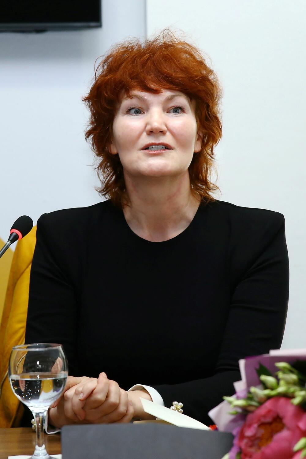 <p>Na emotivnoj književnoj večeri u Nikšiću, autorka je podijelila priču o putu ka sebi, tišini kao izvoru snage i riječima koje liječe, bez savjeta, ali sa istinom</p>