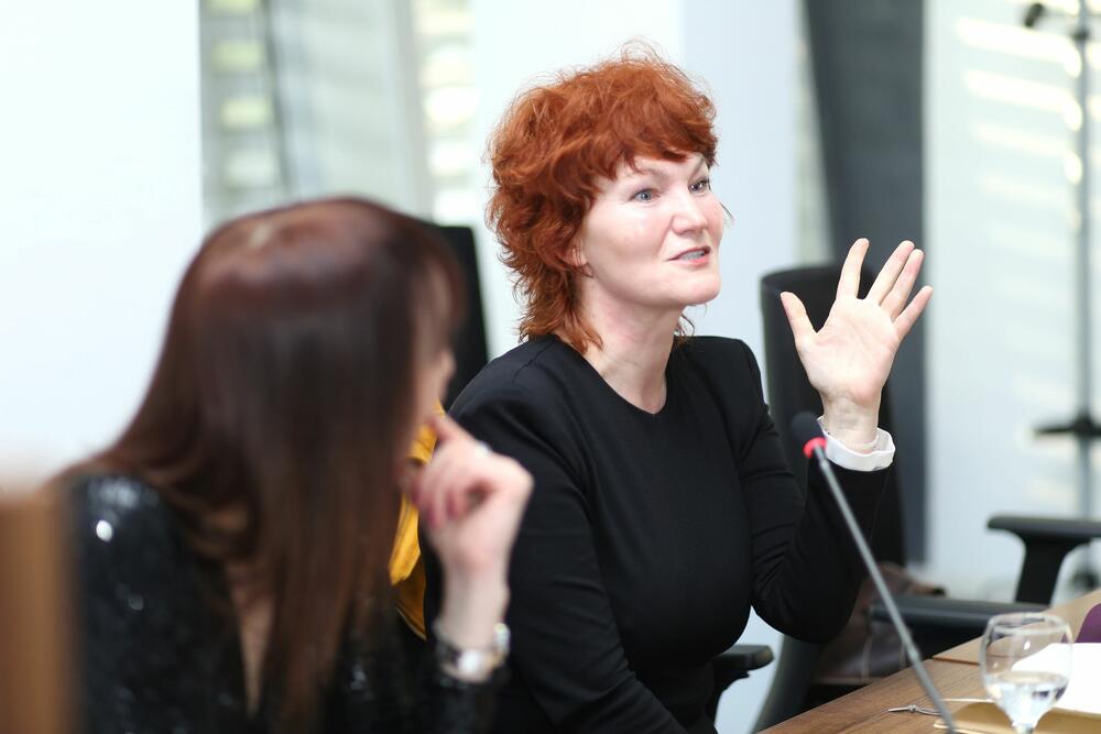 <p>Na emotivnoj književnoj večeri u Nikšiću, autorka je podijelila priču o putu ka sebi, tišini kao izvoru snage i riječima koje liječe, bez savjeta, ali sa istinom</p>