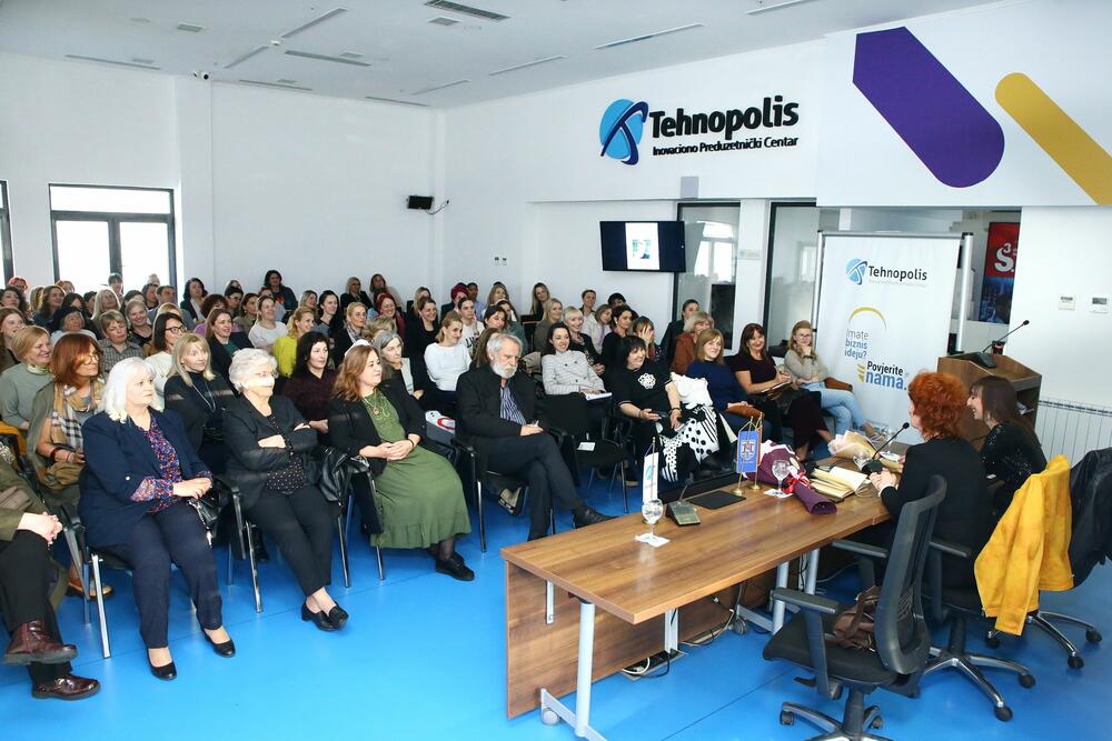 <p>Na emotivnoj književnoj večeri u Nikšiću, autorka je podijelila priču o putu ka sebi, tišini kao izvoru snage i riječima koje liječe, bez savjeta, ali sa istinom</p>